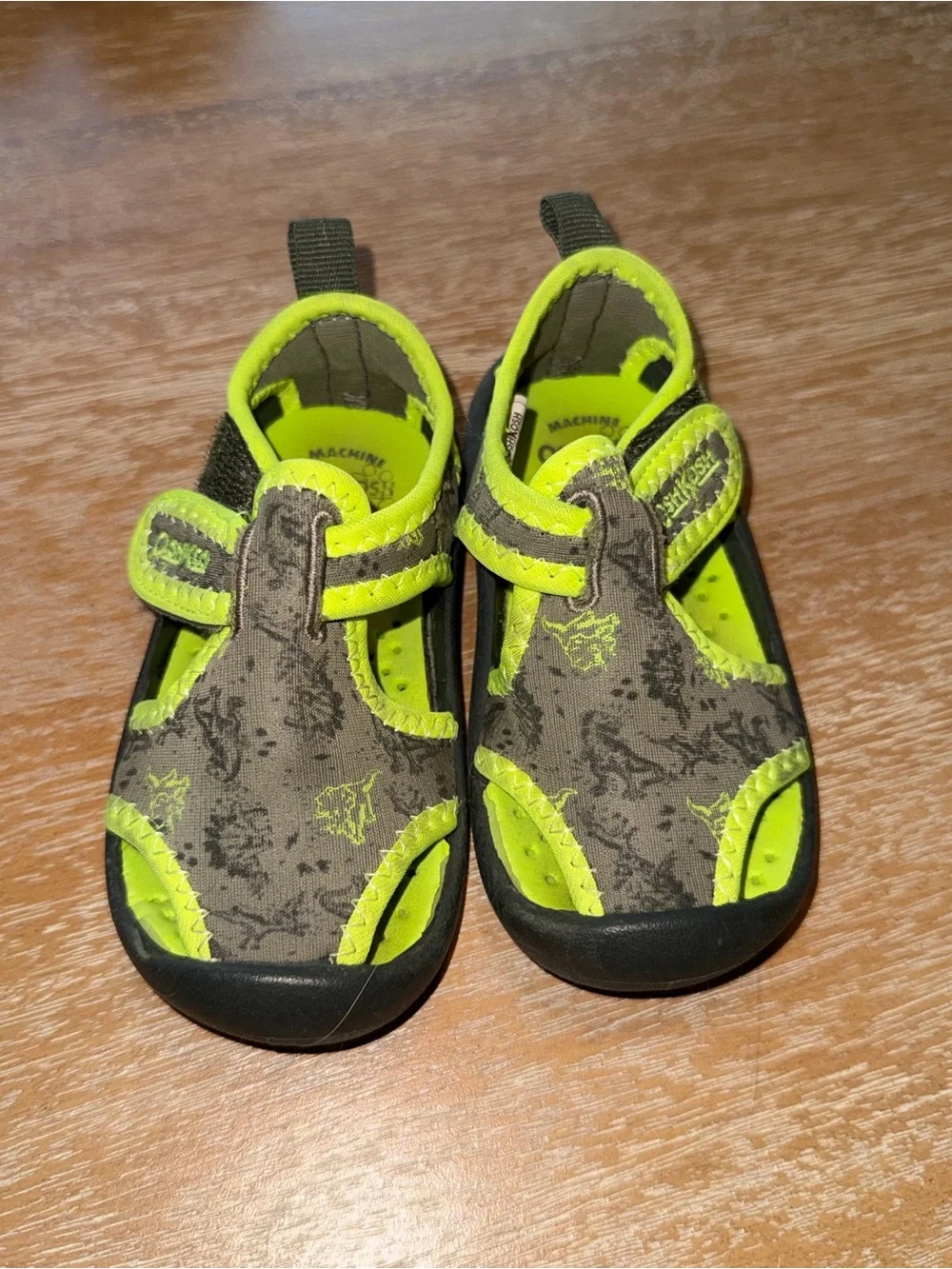 Osh Kosh dinosaur Water-Friendly Sandals in Neon Yellow and Gray size 5